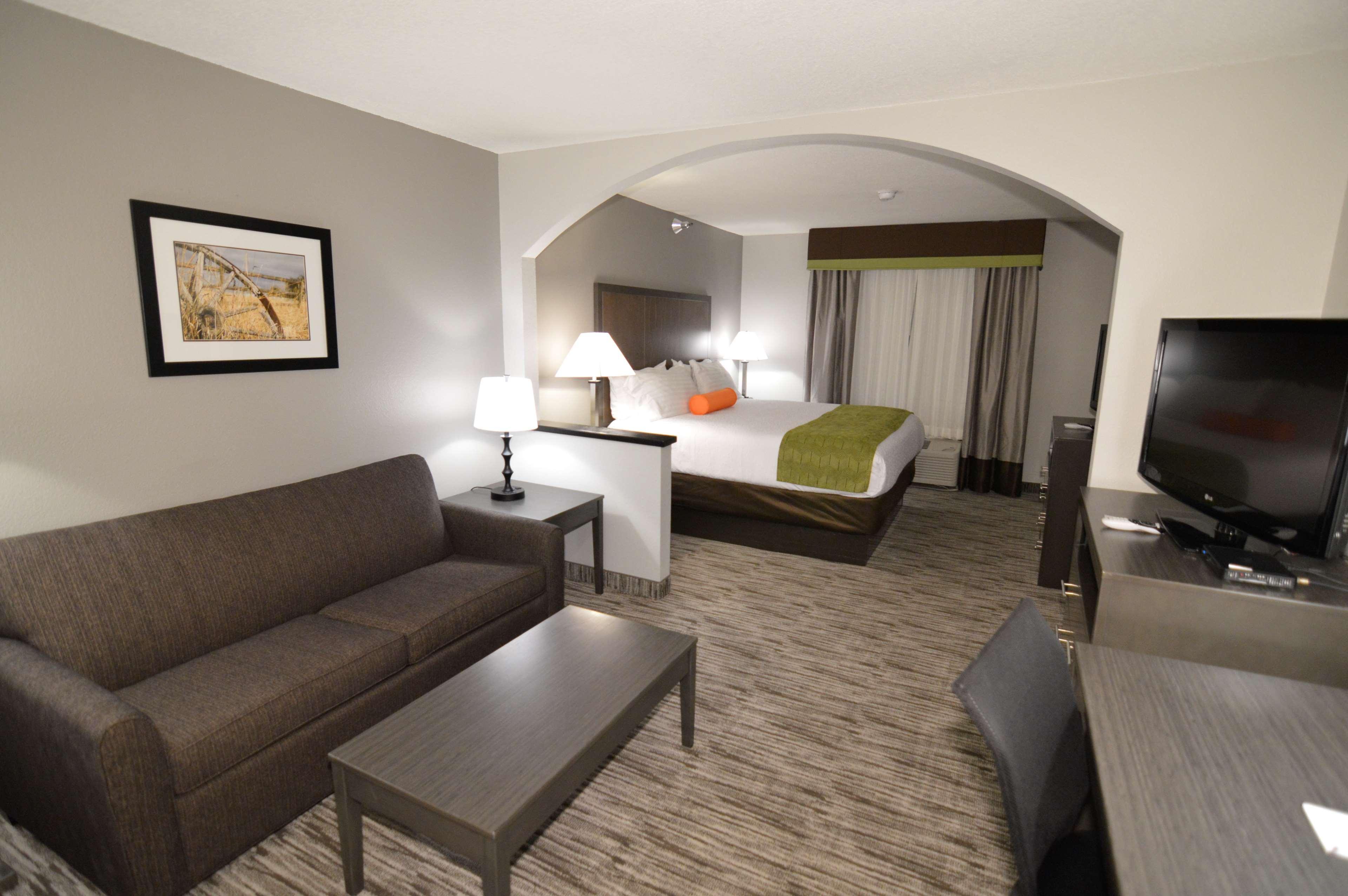 Western & Hotel 3*